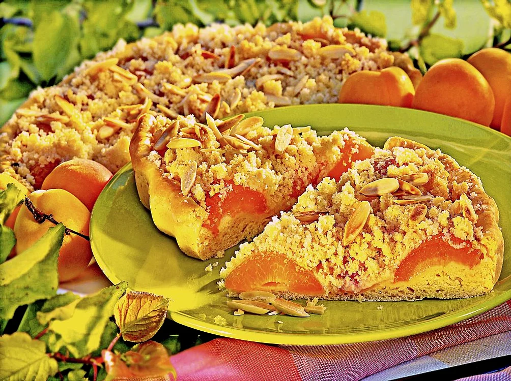 tarta cu caise si aluat sfaramicios jpeg