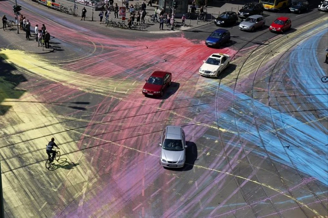 Într-o intersecţie din Berlin au fost vărsaţi 500 de litri de vopsea de diferite culori FOTO Design Boom