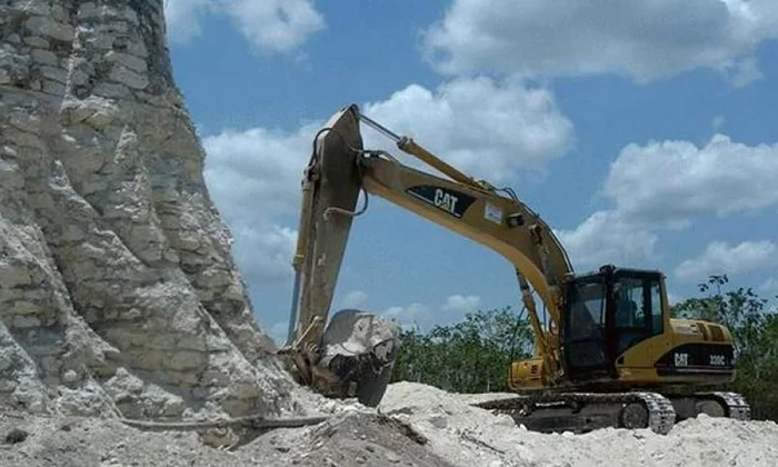 Piramidă Mayaşă de 2 300 ani distrusă de buldozere în Belize jpeg