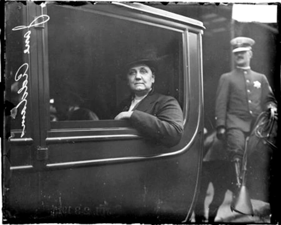 450px Jane Addams in a car 1 jpg jpeg