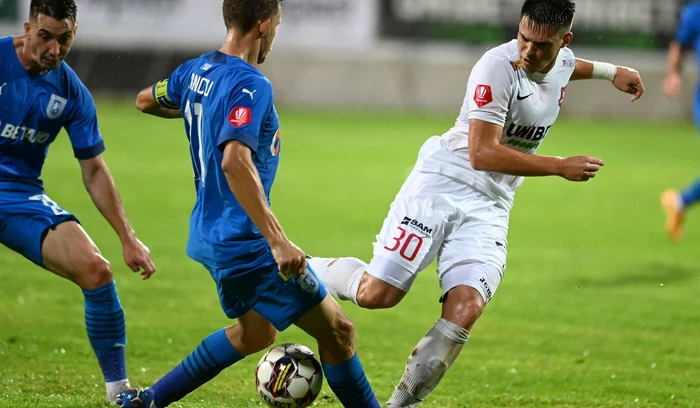 Daniel Paraschiv (în alb), marcatorul meciului (FOTO: Sportpictures)