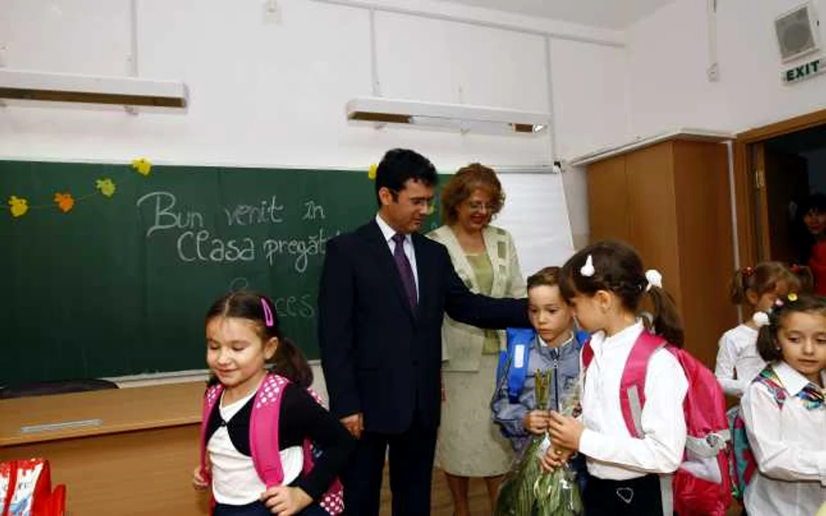 Remus Pricopie la o clasă pregătitoare de la Şcoala Gimnazială 311 din Capitală   FOTO: David Muntean/Adevărul