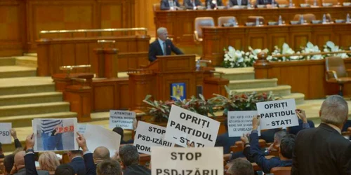 Moţiunea PSD dăunează grav sănătăţii se dzbate în plenul parlamentului FOTO Mediafax / Andreea Alexandru