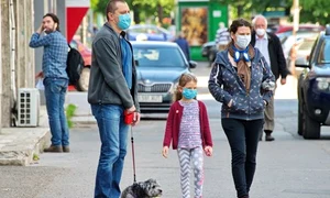 oameni cu masca de protectie jpeg