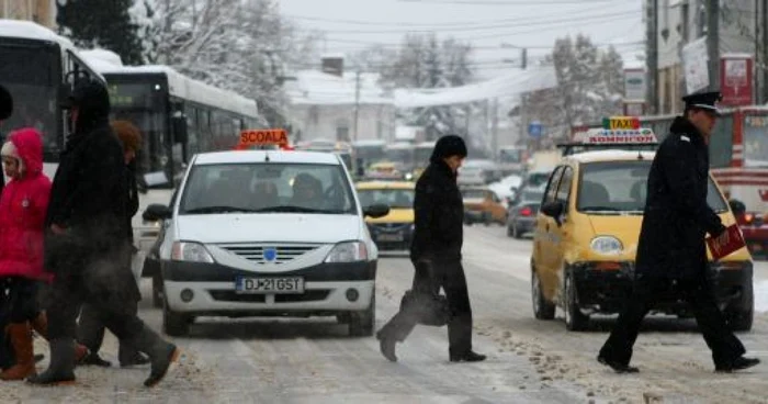 Craiova: Azi dimineaţă, doljenii şi-au frânt picioarele pe gheaţă. 