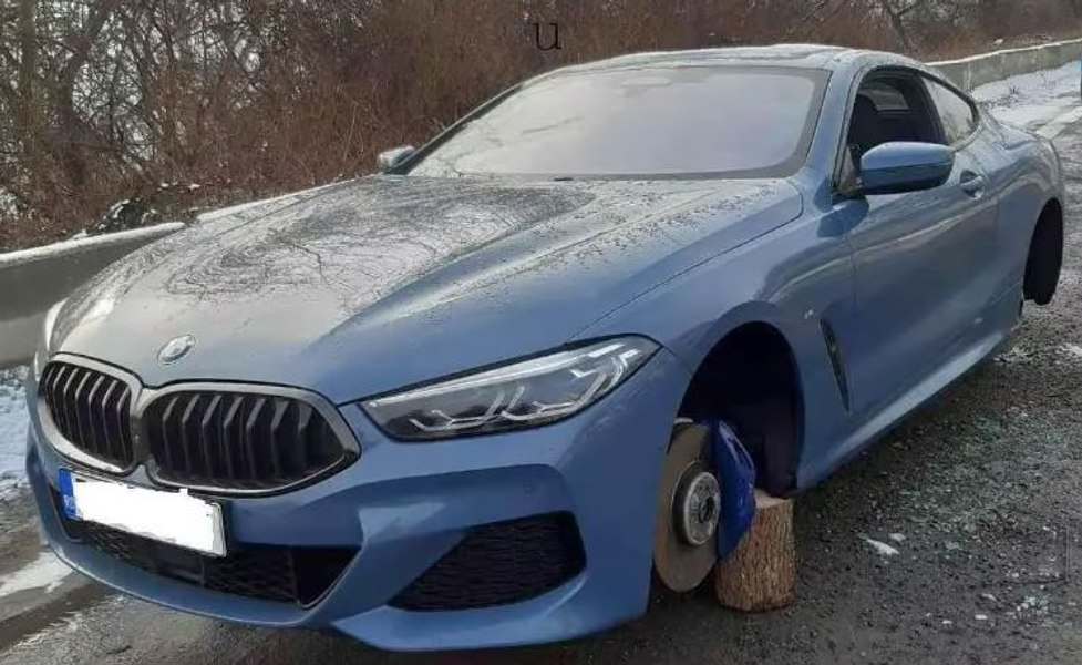 Fenomenul tot mai întâlnit prin care unii șoferi vor să se îmbogățească. Își distrug singuri maşina și înscenează furturi
