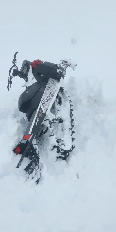 Apeluri de urgență transmise de două snowmobile. Sursă foto: Salvamont România și Salvamont Voineasa