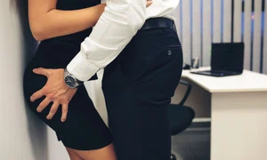 flirt colegi shutterstock 1722236446 jpg