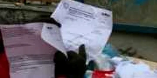 Documentele au fost aruncate în tomberonul de lângă instituţie. FOTOdigi24