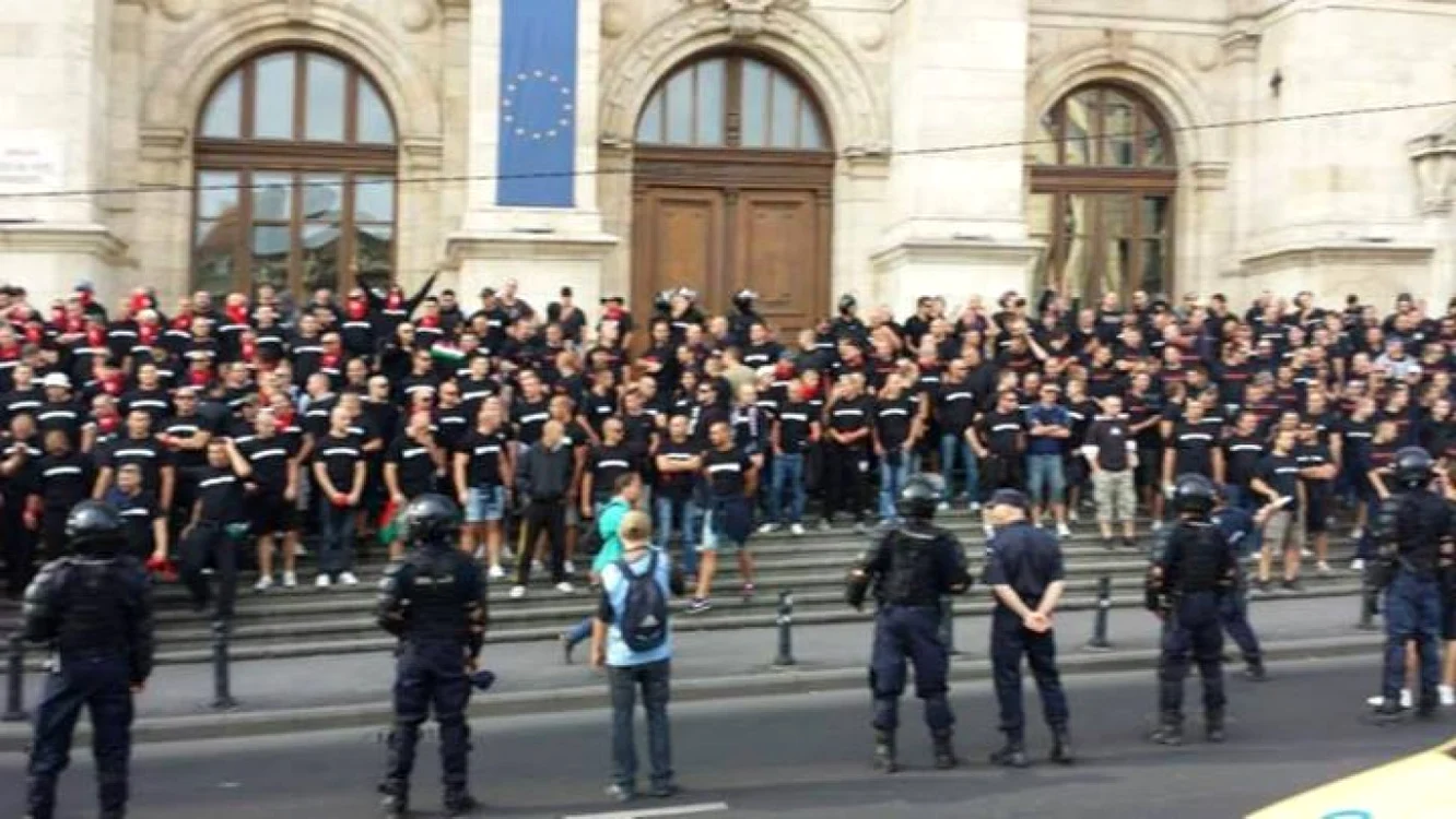Suporterii maghiari s-au adunat la Piaţa Unirii din Bucureşti FOTO Facebook