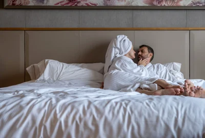 Cuplu în pat la hotel FOTO Shutterstock
