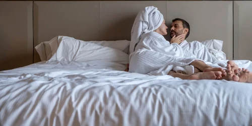 Cuplu în pat la hotel FOTO Shutterstock 
