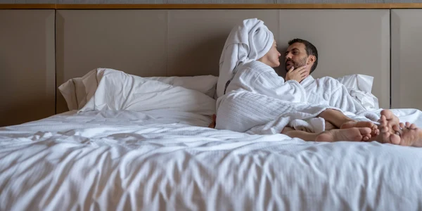Cuplu în pat la hotel FOTO Shutterstock 