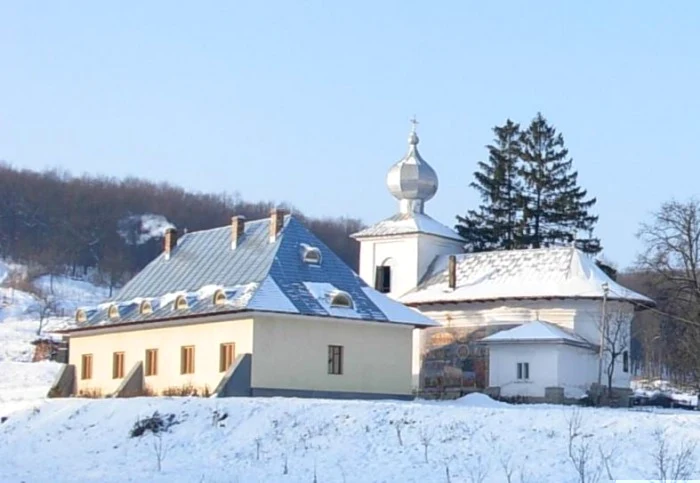 Cei doi escroci au cerut bani credincişilor în numele stareţului de la Mănăstirea Cozancea( foto). Preferaţi erau cei plecaţi în străinătate FOTO skytrip.ro