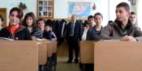 Profesorul le predă elevilor (Foto Arhivă)