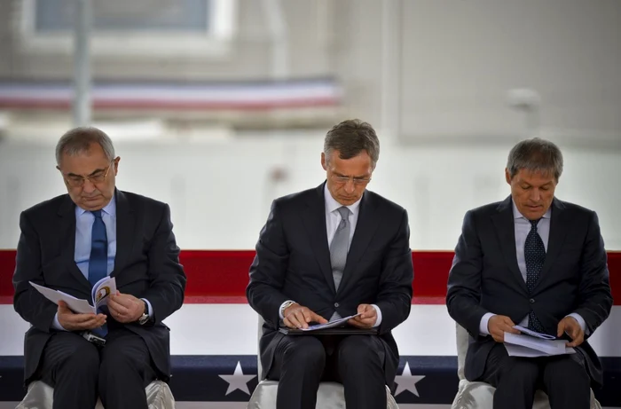 Ministrul de externe Lazăr Comănescu (S), alături de secretarul general al NATO, Jens Stoltenberg (C) şi premierul României, Dacian Cioloş (D) FOTO Mediafax
