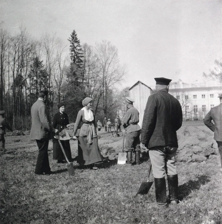 Familia țarului lucrând în grădină FOTO wikipedia