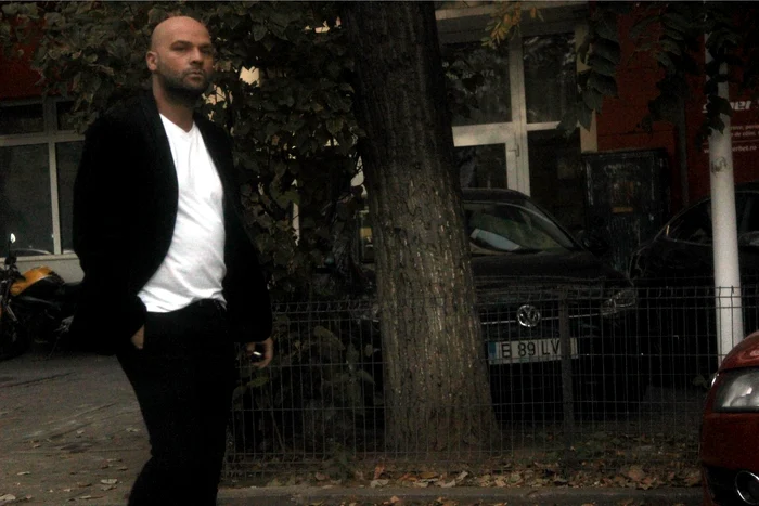 Andrei Ștefănescu, copleșit de gânduri și de griji, deși se afla la muncă, la Antena 1. Fotoreporterii Click! l-au surprins într-o pauză