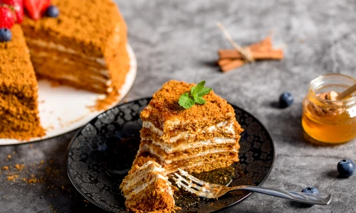 Tort ungar  Sursa foto shutterstock 2322289845 jpg