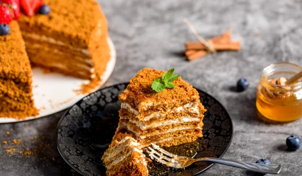 Tort ungar  Sursa foto shutterstock 2322289845 jpg