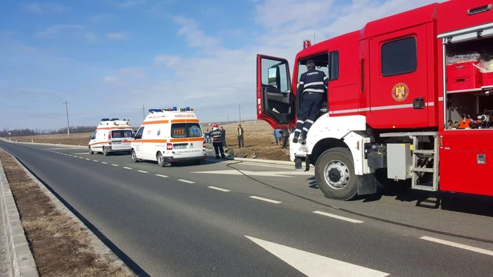 Pompierii au intervenit cu un echipaj de descarcerare