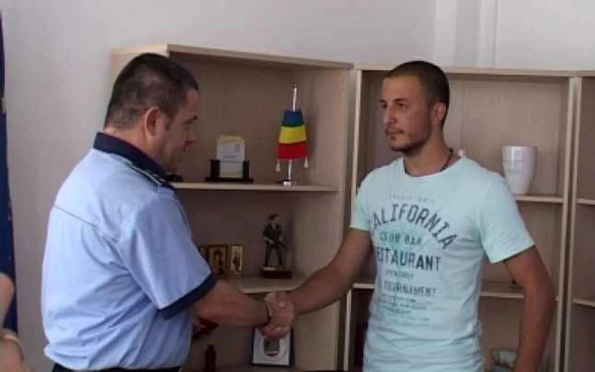 Tânărul a fost felicitat de poliţişti. FOTObrasovultau.ro