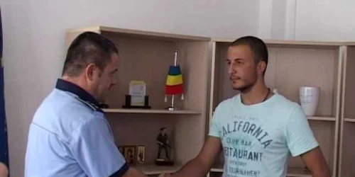 Tânărul a fost felicitat de poliţişti. FOTObrasovultau.ro