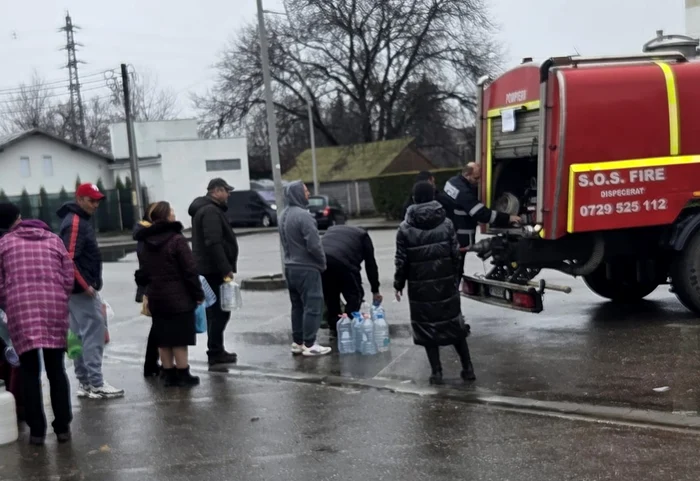 La Câmpina oamenii stau la coadă pentru apă FOTO: Facebook/Irina Mihaela Nistor