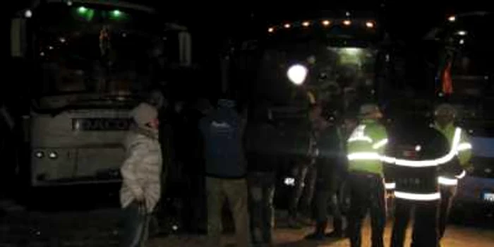 Peste 100 de persoane au rămas blocate în autocarele de la Veștem