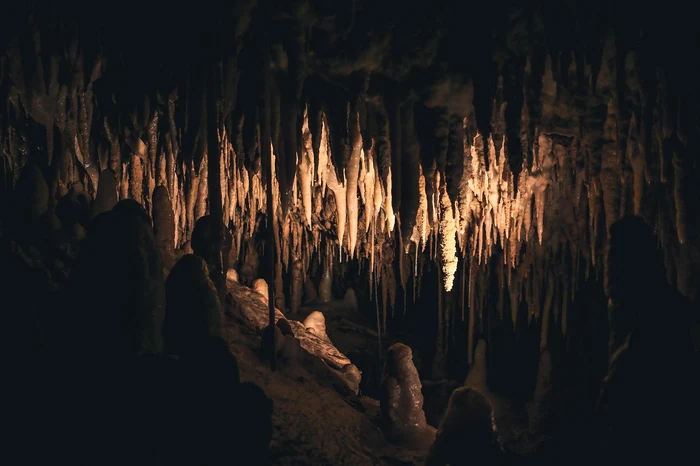 Stalactite. Imagine de StockSnap de la Pixabay
