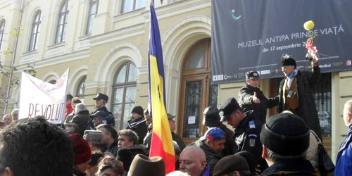 Revoluţionarii au vrut să se facă auziţi de guvernanţi, dar nu i-au auzit decât fosilele din Muzeul Antipa 