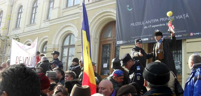 Revoluţionarii au vrut să se facă auziţi de guvernanţi, dar nu i-au auzit decât fosilele din Muzeul Antipa