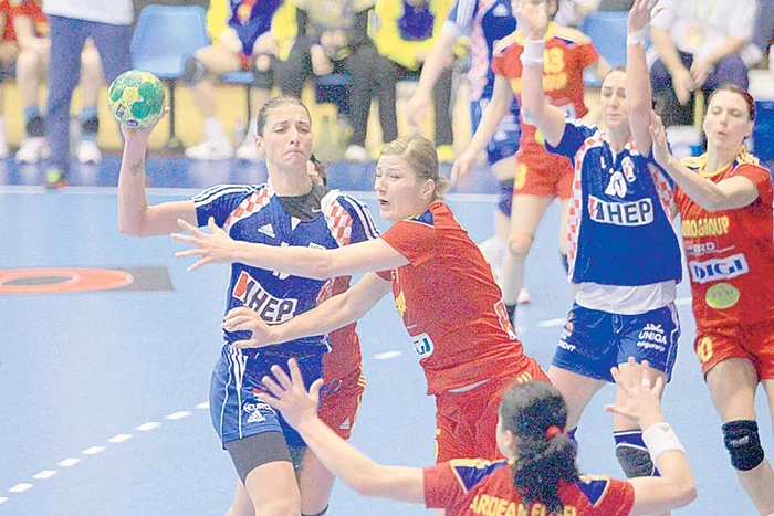 Fetele noastre au fost la pământ în finalul meciului cu Polonia (Fotografii: mediafax)