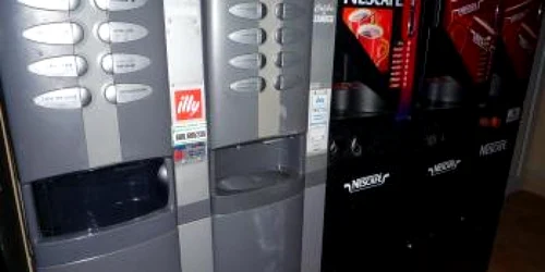 Aparatul de cafea a fost forţat cu şurubelniţe (foto arhiva)