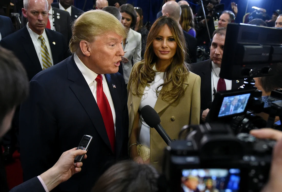 Donald Trump (69 de ani), însoțit de Melania (45 de ani) la o dezbatere politică