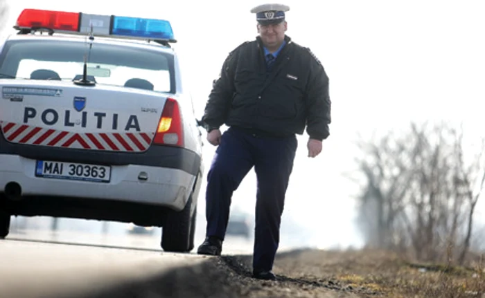 Marcel Pleş, şeful de post din Şag, ne arată diferenţa de nivel dintre şosea şi câmp