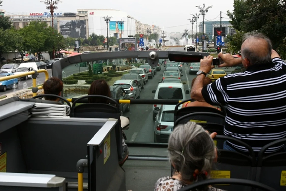 Autobuzele cu etaj au devenit repede o atracţie pentru turiştii care vizitează Bucureştiul