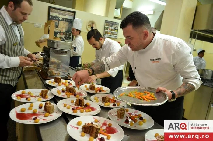 Paul, Octavian, Tudor şi Liviu merg prin ţară cu proiectul "Salt&Peper" şi gătesc pentru doritori