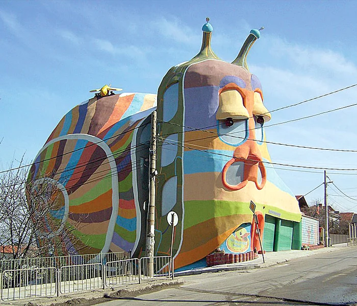 Bulgaria. Casa-melc din Sofia se întinde pe cinci etaje şi este din 2009 „bombardată” de turiştii curioşi să petreacă puţin timp în casa unui melc. A fost creată de Simeon Simeonov