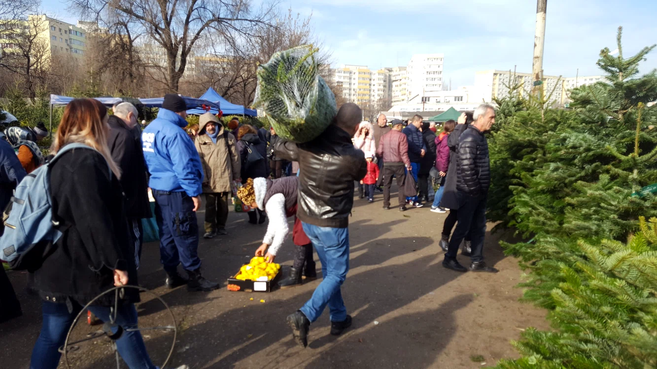 În Obor, lumea  cumpără orice, de  la mezeluri la brazi