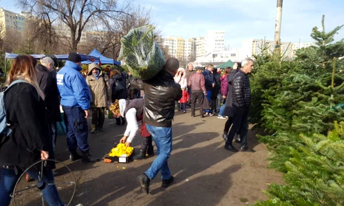 În Obor, lumea  cumpără orice, de  la mezeluri la brazi jpeg