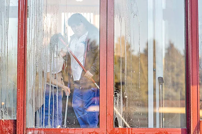 Femeile de serviciu au avut ieri de lucru la minister