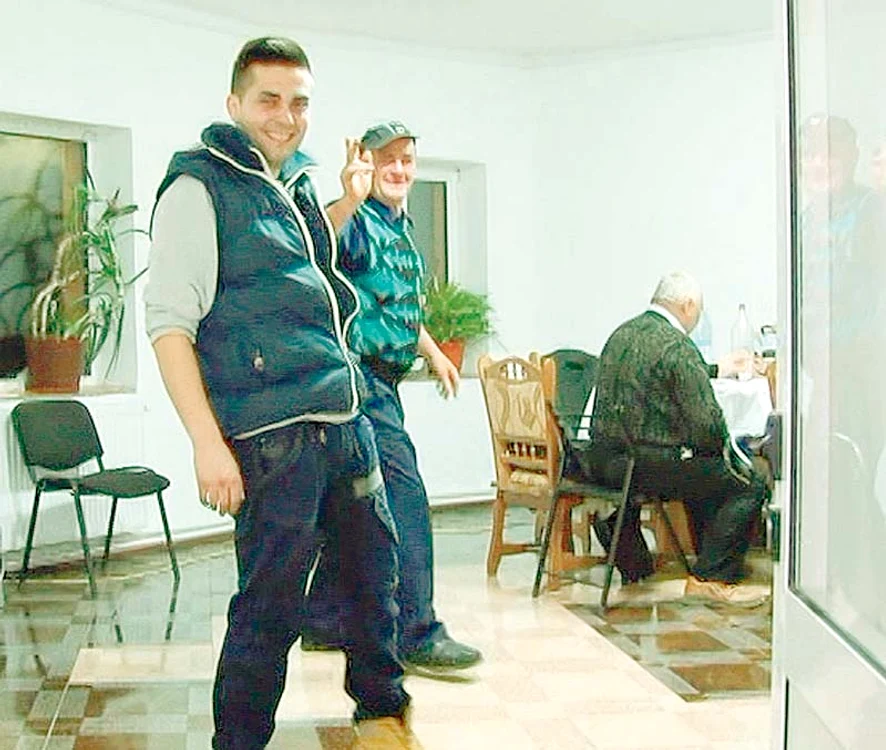
    Cheflii s-au trezit cu oaspeții nepoftiți și, în acel moment au închis ușa, au oprit muzica și lumina.  