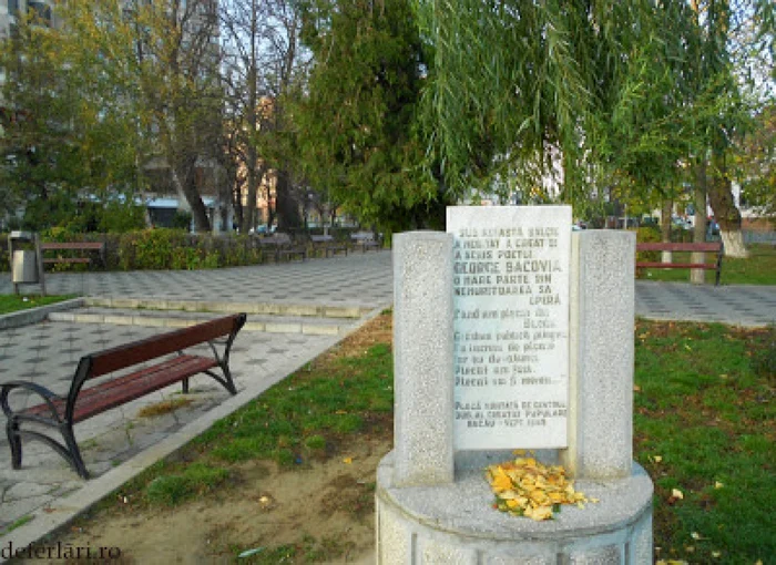 Doar soclul a mai rămas după ce Primăria Bacău a tăiat salcia sub care a creat George Bacovia