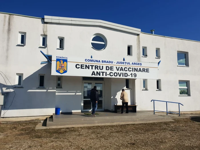 Registratorul Centrului de Vaccinare Bradu elibera certificate COVID contra cost Foto: Alex Vlaicu