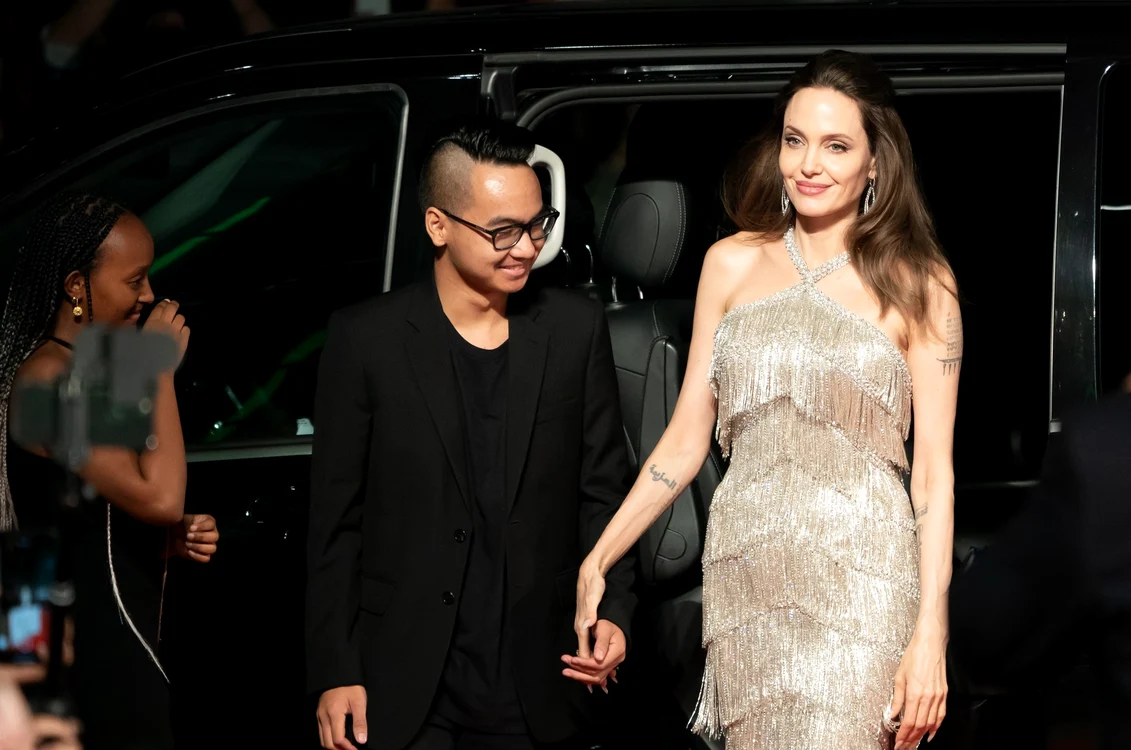 Maddox Jolie-Pitt alături de mama lui, Angelina Jolie / foto: arhiva
