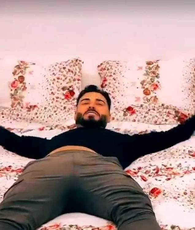 Jador este foarte fericit datortită noii achiziții, un pat Sursă foto: Captură video