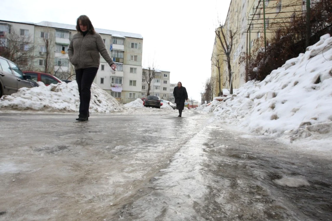 Trotuar acoperit cu gheaţă la Iaşi FOTO Adevărul