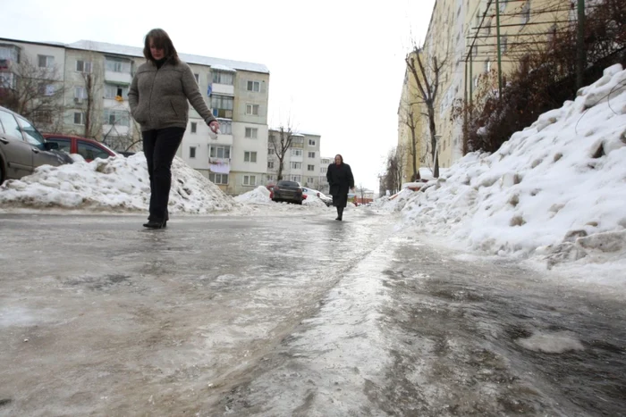 Trotuar acoperit cu gheaţă la Iaşi FOTO Adevărul