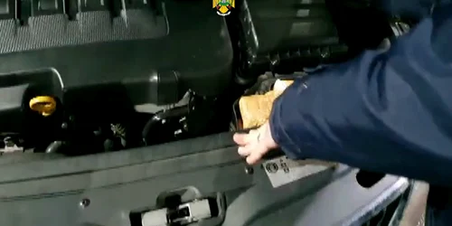 cinci kilograme de bijuterii susceptibile a fi din aur descoperite de poli i tii de frontier mp4 thumbnail png